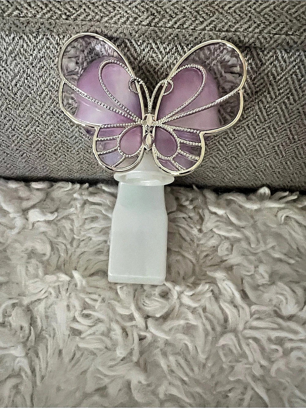 Butterfly Wall diffuser in White & Purple Like New